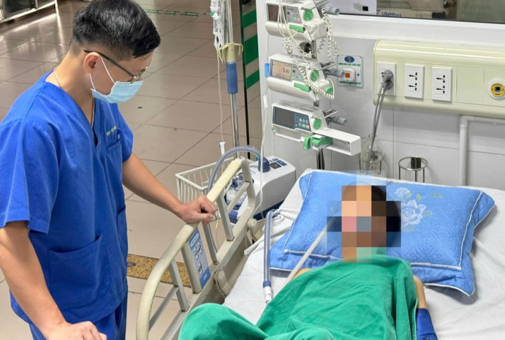 Cấp cứu người đàn ông bị suy kiệt cơ thể sau khi uống 10 lít nước ion kiềm pha muối