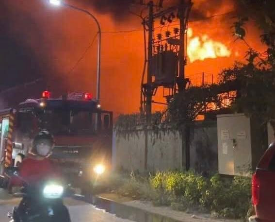 Hà Nội: Xảy ra cháy lớn tại xưởng may ở huyện Hoài Đức