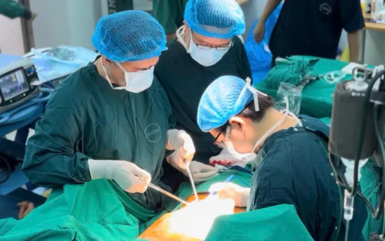 Hà Nội: Phẫu thuật trong 9 tiếng, bóc tách khối u gan kích thước gần 20 cm xâm lấn cơ hoành bệnh nhân