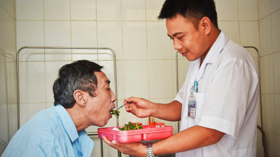 Tấm lòng chăm sóc người bệnh như người thân trong gia đình của nam điều dưỡng viên Bệnh viện Tâm thần Nghệ An