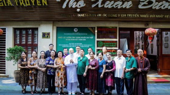 Khám bệnh, tặng quà miễn phí - Nhà thuốc Thọ Xuân Đường hưởng ứng Tháng hành động vì Người cao tuổi và Đại đoàn kết toàn dân năm 2024