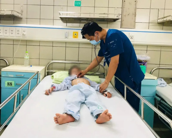 Điều trị bệnh nhi 7 tuổi nguy hiểm tính mạng do gia đình tự cho uống nhiều loại thuốc để chữa ho