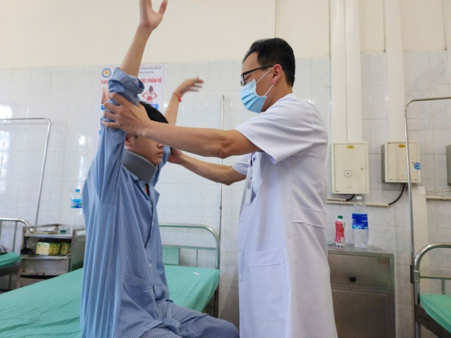 Hòa Bình: Điều trị cho bé trai 15 tuổi bị máu tụ nguyên phát ngoài màng cứng tuỷ sống cổ