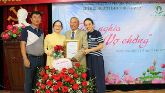 Đôi vợ chồng 50 năm hạnh phúc nương tựa nhau tuổi già
