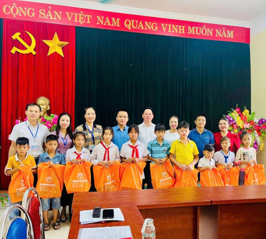 Tạp chí Sức Khỏe Cộng Đồng và Công ty Cổ phần Đầu tư Sức khỏe cộng đồng sẻ chia khó khăn với Nhân dân vùng lũ Yên Bái