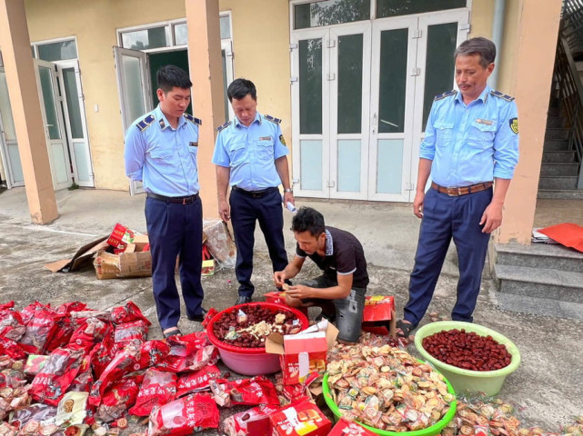 Quảng Bình phát hiện xe vận chuyển 110 gói táo đỏ sấy khô và 95 hộp bánh quy nhập lậu