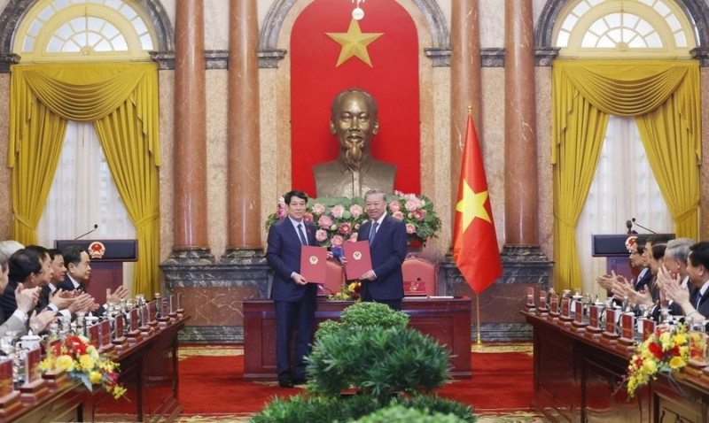 Lễ bàn giao công tác giữa Tổng Bí thư Tô Lâm và Chủ tịch nước Lương Cường