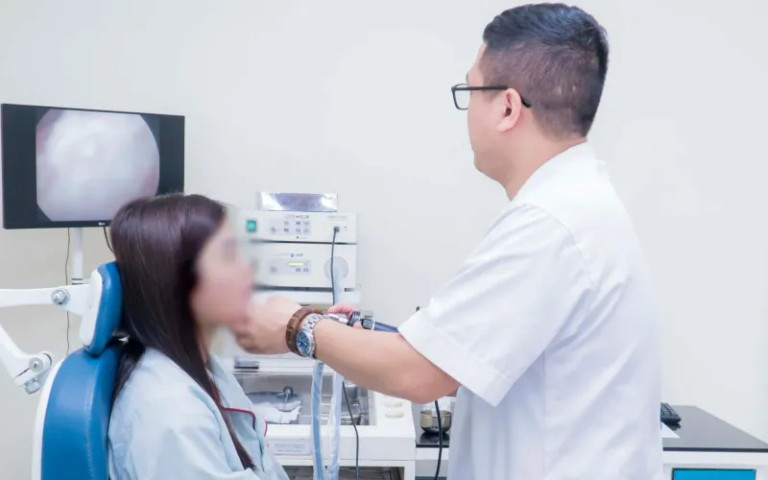 Phú Thọ: Bị khàn tiếng, hụt hơi, mất tiếng thường xuyên, nữ bệnh nhân phát hiện mắc u dây thanh quản