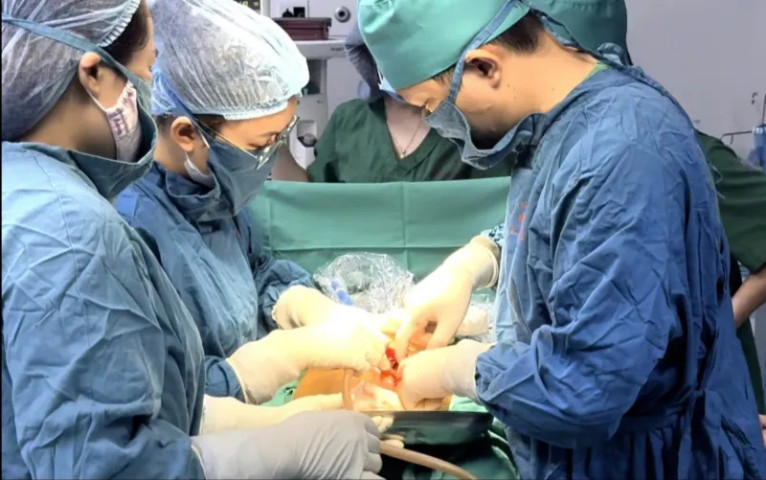Phú Thọ: Phẫu thuật thành công khối u nang buồng trứng nặng gần 10kg cho cụ bà 85 tuổi