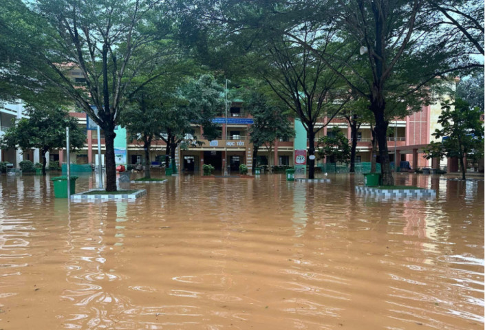 Đồng Nai: Hơn 2,6 nghìn học sinh trường Trung học cơ sở Phước Tân 1 ở Biên Hòa nghỉ học vì nước lũ tràn vào trường