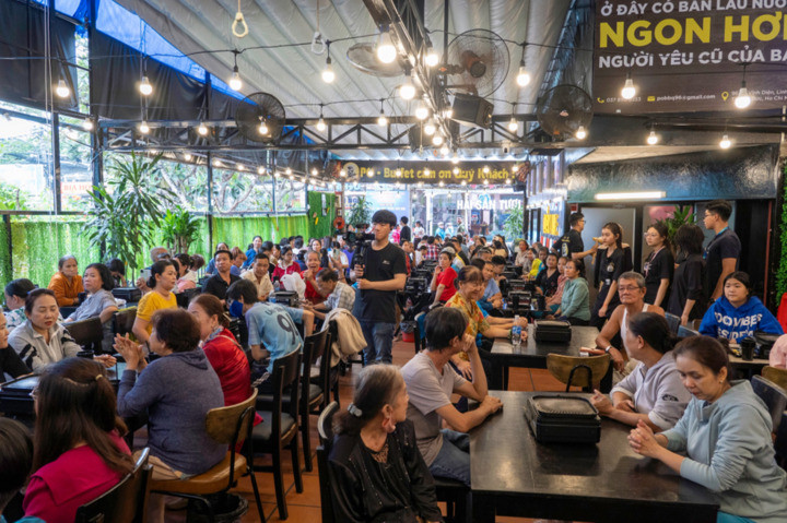 Nhà hàng buffet lẩu nướng bình dân tổ chức 'buffet 0 đồng' cho người lao động