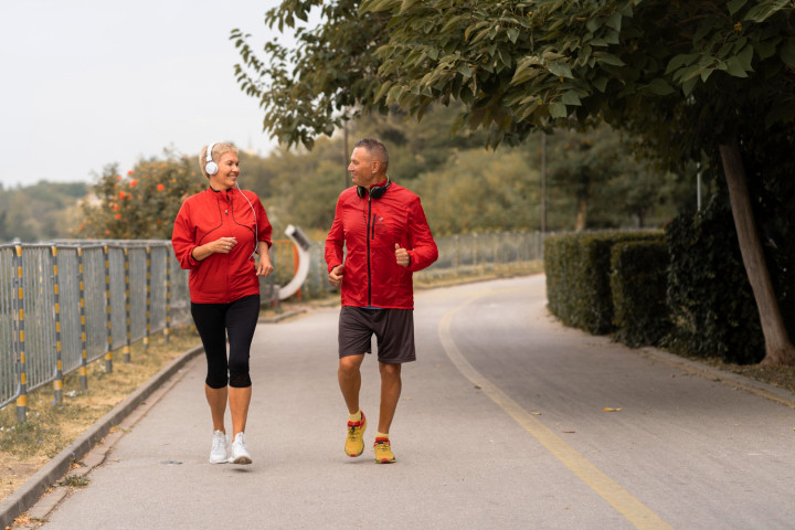 Lợi ích khi người cao tuổi đi bộ nhanh 2km/ngày