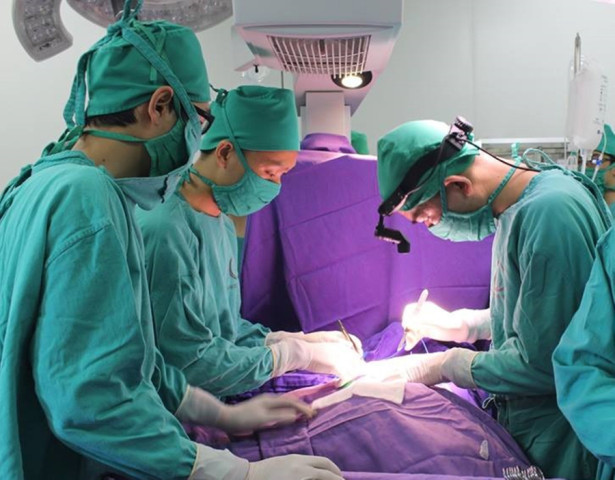 Quảng Ninh phẫu thuật cấp cứu bệnh nhi 22 tháng tuổi bị thủng ruột do nuốt phải hạt táo đỏ