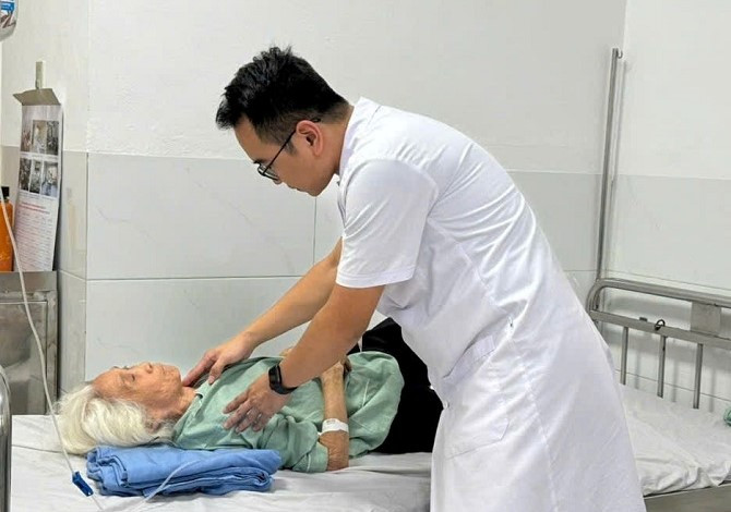 Hà Nội phẫu thuật thành công cho bệnh nhân 81 tuổi có khối u bướu giáp lớn và tồn tại 30 năm