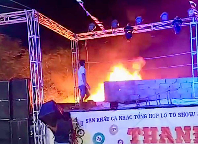 Bình Thuận: Bất ngờ xảy ra vụ cháy phía sau sân khấu của đoàn lôtô đang hát