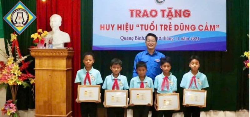 Quảng Bình: Trao huy hiệu tuổi trẻ dũng cảm tặng 5 học sinh cứu người đuối nước