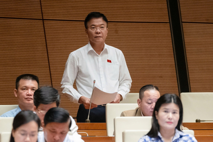 Phó Thủ tướng Lê Thành Long giải trình làm rõ một số vấn đề quan trọng trong lĩnh vực y tế