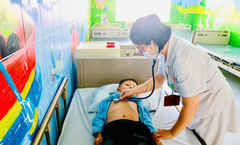 Quảng Ninh: Điều trị cho bé trai 8 tuổi mắc sốt mò