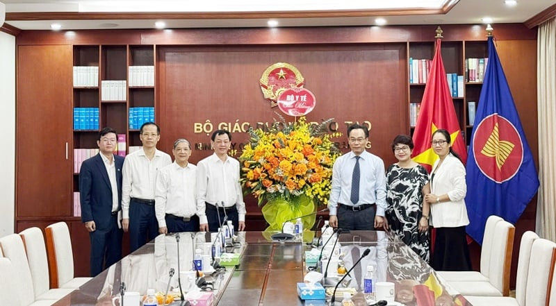 Đại diện Bộ Y tế  thăm và chúc mừng Bộ Giáo dục và Đào tạo nhân ngày Nhà giáo Việt Nam 20/11