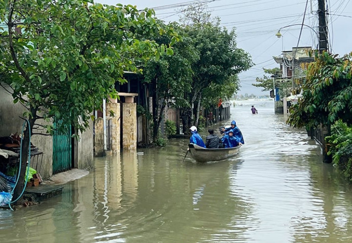 Thừa Thiên Huế: Đảm bảo quy định an toàn khi di chuyển trên sông, hồ và vùng ngập nước trong thời gian mưa lũ