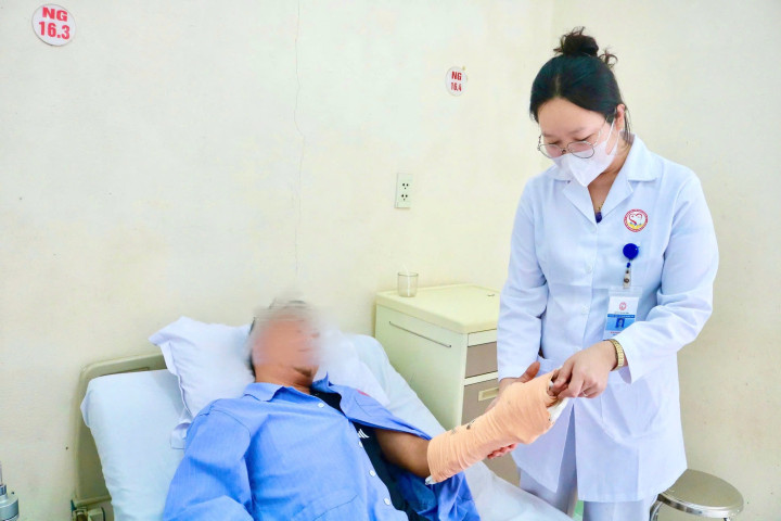 Quảng Ninh: Phẫu thuật chuyển vạt da phục hồi bàn tay trái bị lóc da cho nam bệnh nhân bị bỏng điện do tai nạn lao động