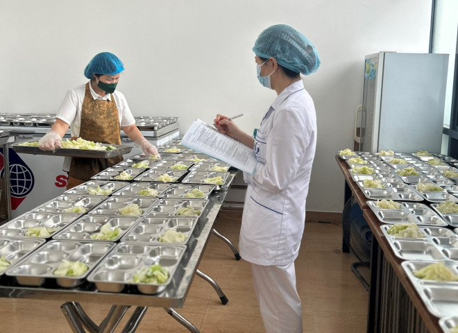 Chuyên gia chia sẻ về quy trình sản xuất nghiêm ngặt tại bếp ăn bệnh viện