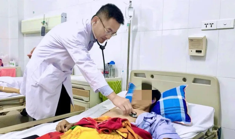 Điều trị cho bệnh nhân bị tràn khí màng phổi do có tiền sử hút thuốc lá nhiều năm