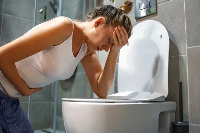 Nguyên nhân, triệu chứng và cách điều trị ngộ độc thực phẩm