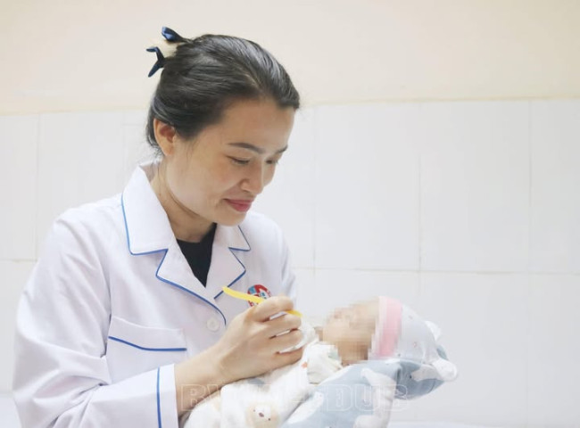 Quảng Ninh: Cứu sống bé trai 3 tháng tuổi viêm phổi nặng, suy hô hấp