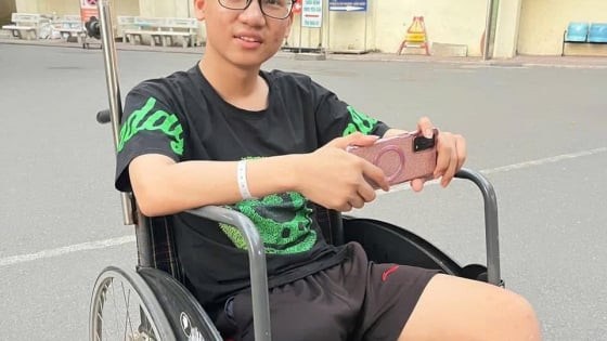 Hoàn cảnh đặc biệt khó khăn của cậu học sinh mắc ung thư xương mất 1 bên chân phải là học sinh giỏi 11 năm liền