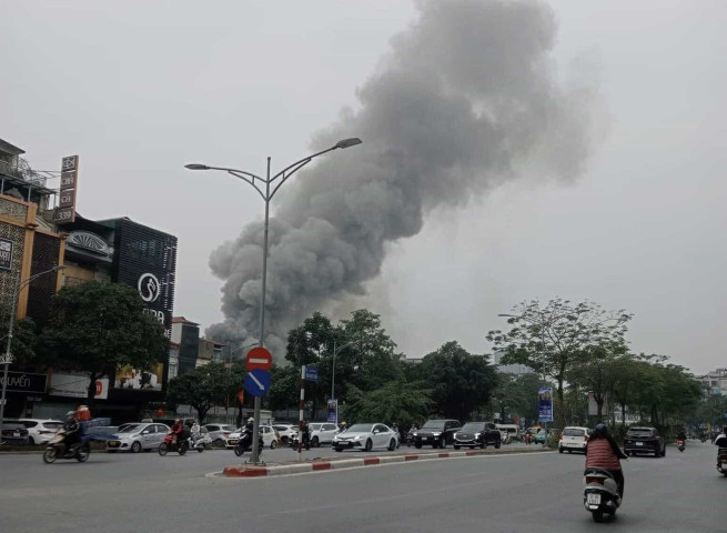 Hà Nội: Xảy ra sự cố nổ bình gas quán gà Mạnh Hoạch gây cháy lan sang địa điểm lân cận