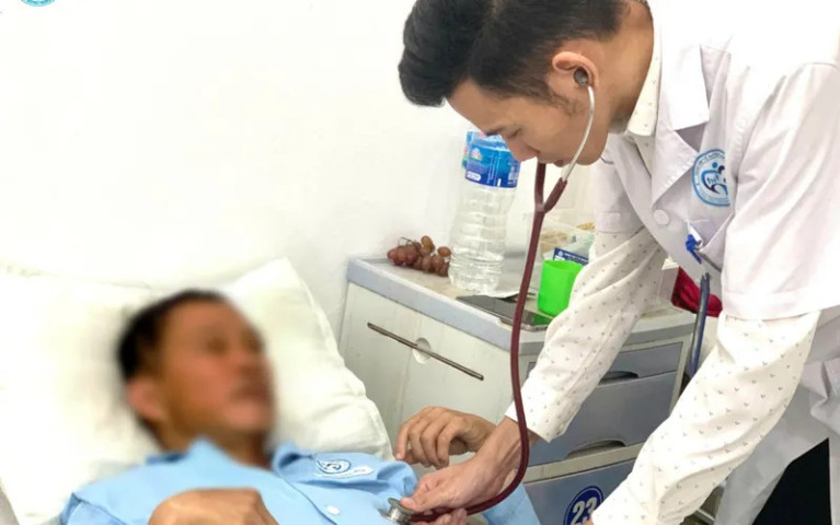 Phú Thọ: Điều trị cho 1 người bệnh tự ý bỏ thuốc tiểu đường và thường xuyên uống rượu