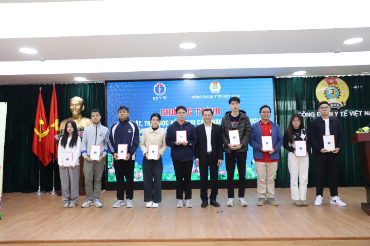 Đại diện Bộ Y tế trao học bổng cho 20 cháu là con của công chức, viên chức, người lao động ngành Y tế