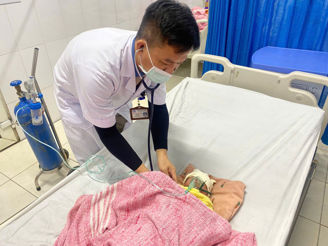 Hà Tĩnh: Đốt than sưởi ấm, 4 người trong 1 gia đình nhập viện cấp cứu do ngộ độc khí CO