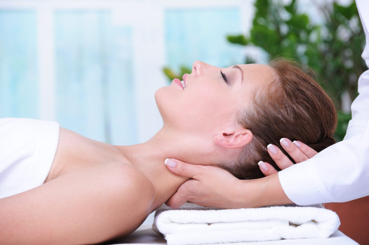 Chuyên gia chia sẻ về vấn đề đau cổ vai gáy khi đi massage