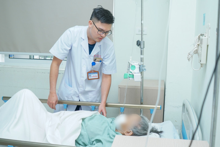 Hà Nội: Phẫu thuật cho cụ bà 85 tuổi sốc nhiễm trùng, nhiễm độc nặng do thủng dạ dày tá tràng vì lạm dụng thuốc giảm đau