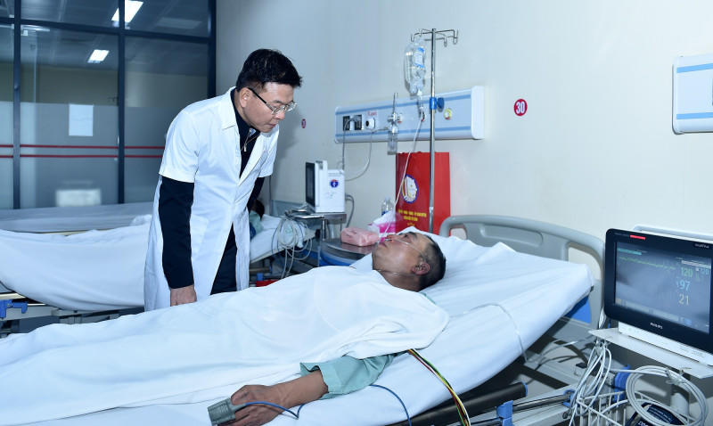 Phó Thủ tướng Lê Thành Long kiểm tra hiện trường, chỉ đạo công tác khắc phục hậu quả vụ cháy và thăm hỏi nạn nhân vụ cháy