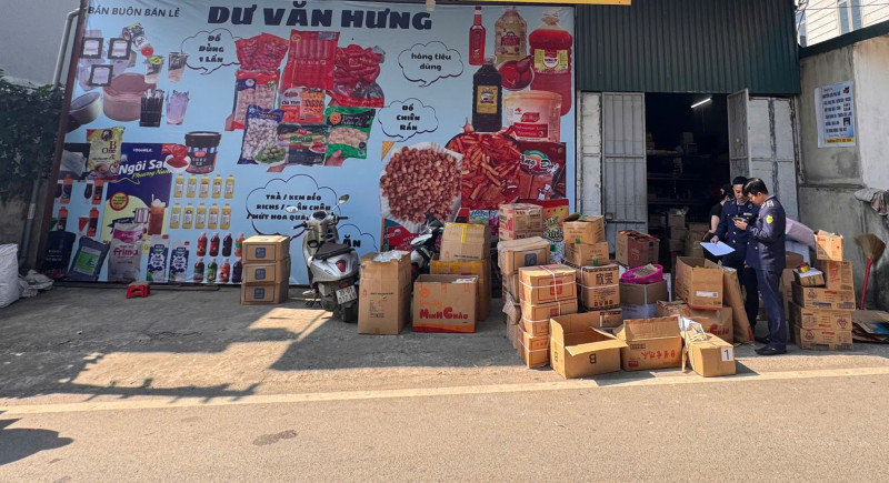 Ninh Bình kiểm tra, xử phạt hơn 30 triệu đồng cơ sở kinh doanh thực phẩm nhập lậu, thực phẩm không rõ nguồn gốc, xuất xứ