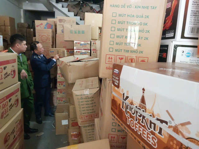 Hà Nội liên tiếp kiểm tra, phát hiện các vụ việc kinh doanh hàng hóa là thực phẩm có dấu hiệu nhập lậu