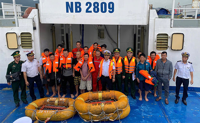 Bình Định: Cứu nạn thành công 14 thuyền viên tàu Hoa Lư 02 gặp nạn trên biển