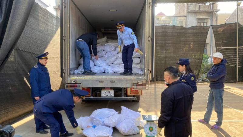Lạng Sơn phát hiện 3.000 kg móng giò lợn đông lạnh đang trên đường đi tiêu thụ