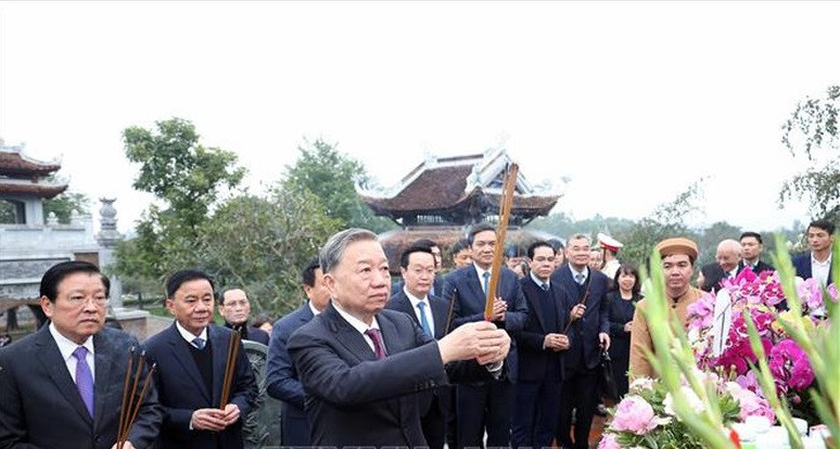 Tổng Bí thư Tô Lâm dâng hương tưởng niệm Chủ tịch Hồ Chí Minh tại Nghệ An