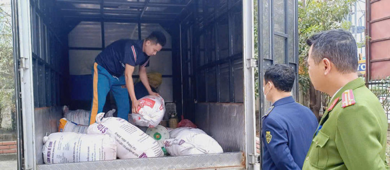 Thái Nguyên kiểm tra 2 xe ô tô tải, phát hiện nhiều hàng hoá thực phẩm không đảm bảo an toàn