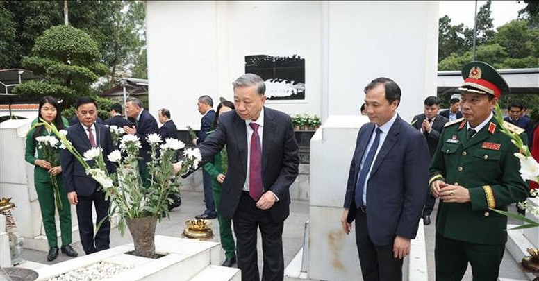 Tổng Bí thư Tô Lâm dâng hương tại Khu di tích Ngã ba Đồng Lộc