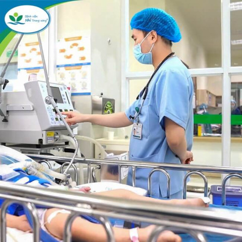 Điều trị tích cực cho 1 bé 3 tuổi suy hô hấp, ngừng thở, ngừng tim do bị dây mũ áo vướng vào cầu trượt thắt ngang cổ