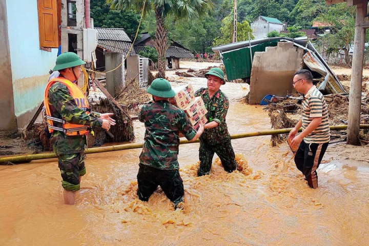 Xuất cấp trang thiết bị, hóa chất khử khuẩn hỗ trợ khắc phục hậu quả bão lũ