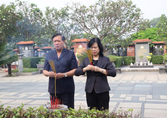 Bộ Y tế dâng hương tưởng niệm các Anh hùng liệt sĩ tại Nghĩa trang TP. Hồ Chí Minh và Nghĩa trang liệt sĩ TP. Hồ Chí Minh