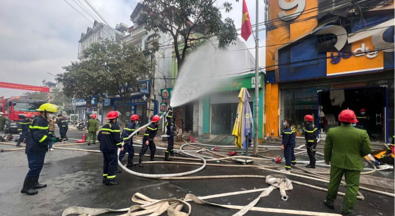 Sơn La: Khẩn trương dập tắt đám cháy tại nhà dân