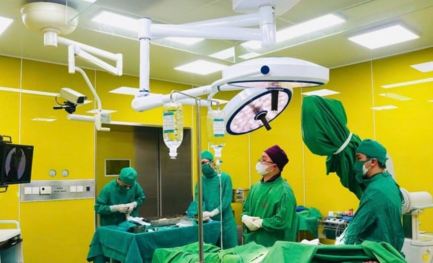 Quảng Ninh: Phẫu thuật cho bệnh nhân bị đa tổn thương bàn tay do ngã chống tay