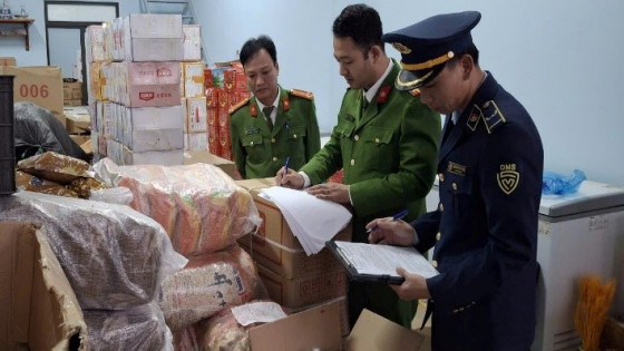 Thanh Hóa phát hiện gần 1,8 tấn thực phẩm không rõ nguồn gốc, nhập lậu, quá hạn sử dụng